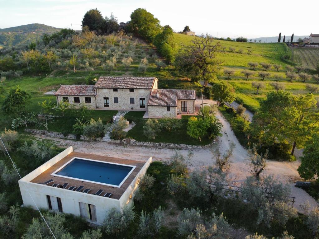 una vista aérea de una casa con piscina en Agriturismo Sant'Angelo holiday farm, en Gualdo Cattaneo