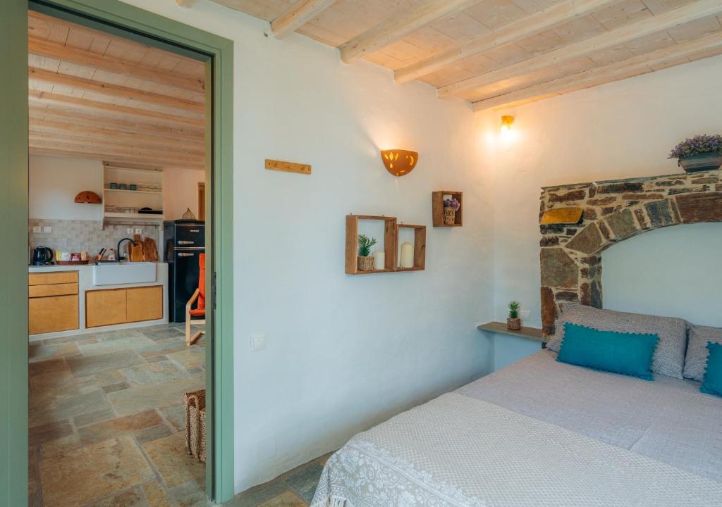 מיטה או מיטות בחדר ב-Houses at Chrisopigi Sifnos