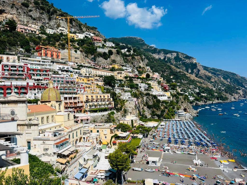 eine Stadt auf einem Hügel mit Strand und Meer in der Unterkunft Villa Diamond Luxury Suite in Positano