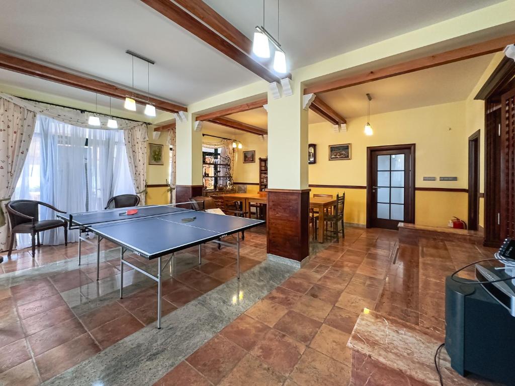 Stolní tenis v ubytování Apart-hotel Villa Lav nebo okolí