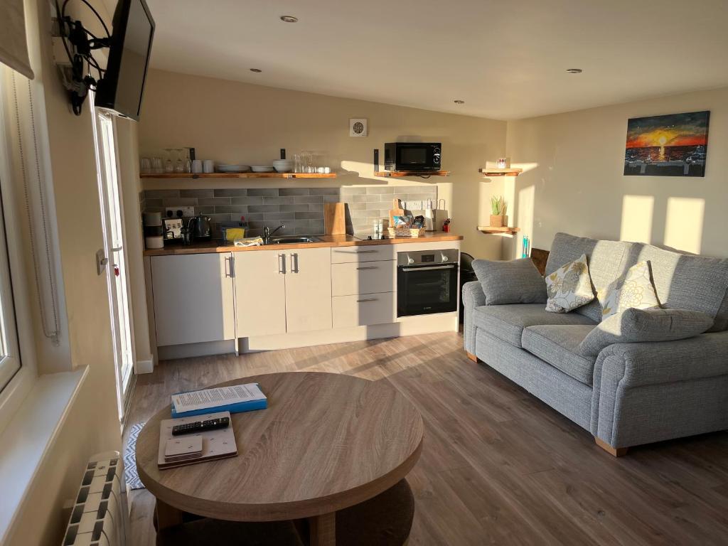 Kuchyň nebo kuchyňský kout v ubytování MAESLLAN CABINS 'Hud Y Machlud'