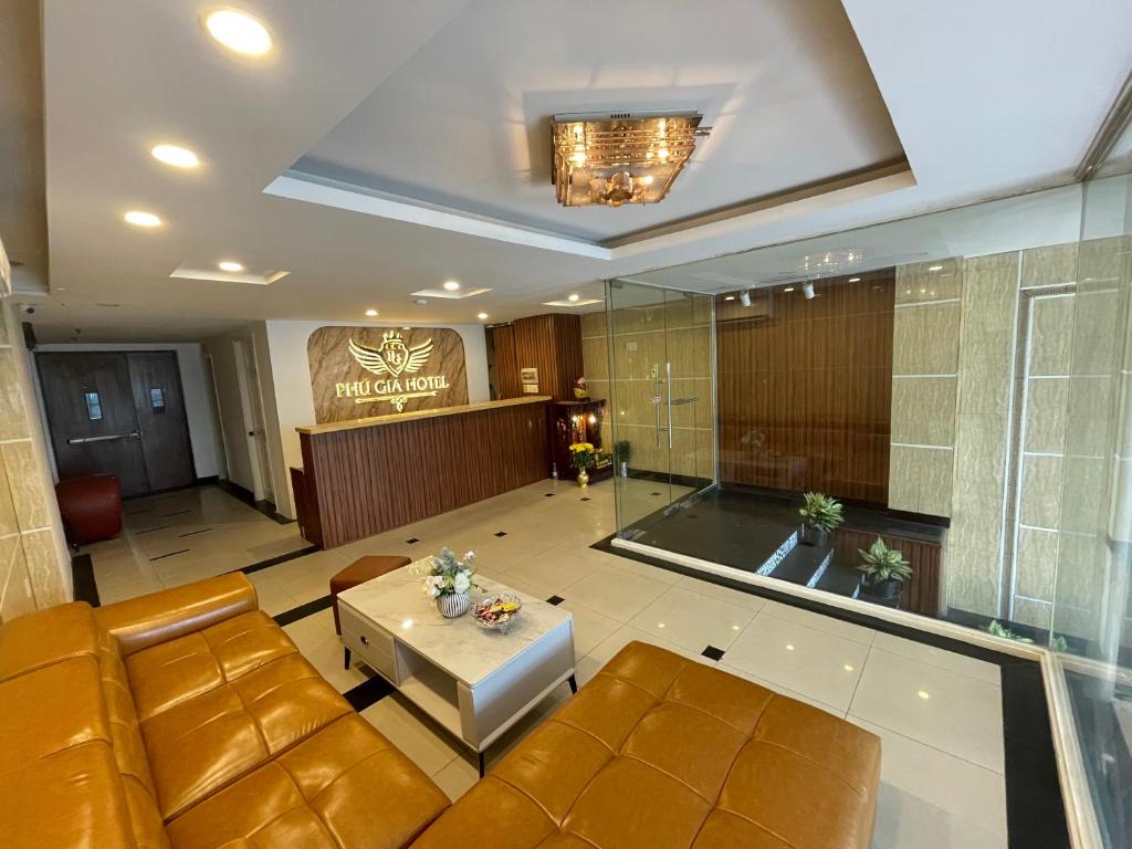 een lobby met een bank en een tafel bij Phú Gia Hotel in Ho Chi Minh-stad