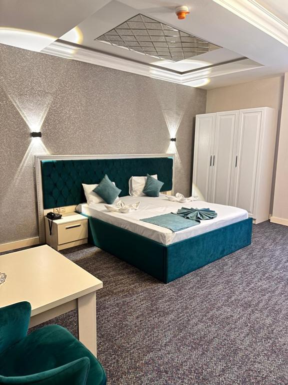Mont Inn Hotel Baku tesisinde bir odada yatak veya yataklar
