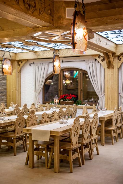 Reštaurácia alebo iné gastronomické zariadenie v ubytovaní Carlina Hotel & SPA