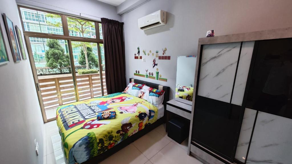 Un dormitorio pequeño con una cama y una ventana. en Palazio卡通主题名宿 (Mount Austin), en Johor Bahru