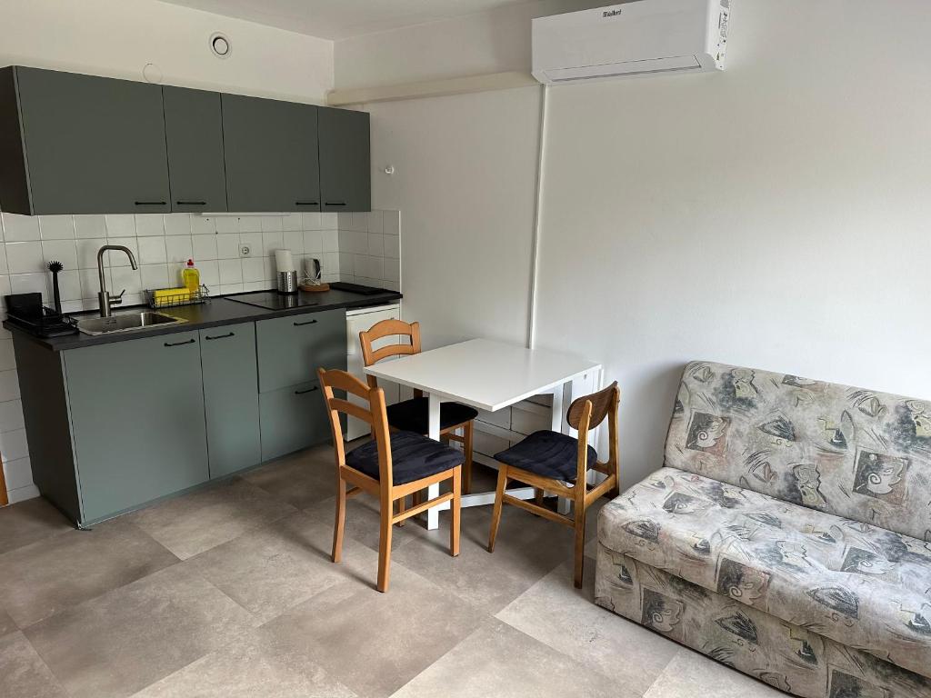Kuchyň nebo kuchyňský kout v ubytování Retro apartments Kaninska vas
