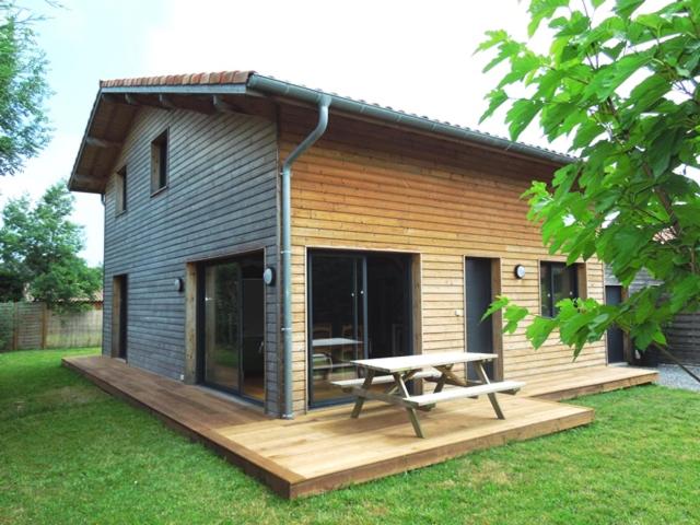 une petite cabine avec une table de pique-nique sur une terrasse dans l'établissement Carolins - Saubion agréable villa en bois dans quartier résidentiel à 400m du bourg de saubion, à Saubion