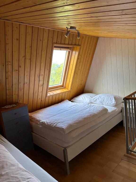 Postel nebo postele na pokoji v ubytování Retro apartments Kaninska vas