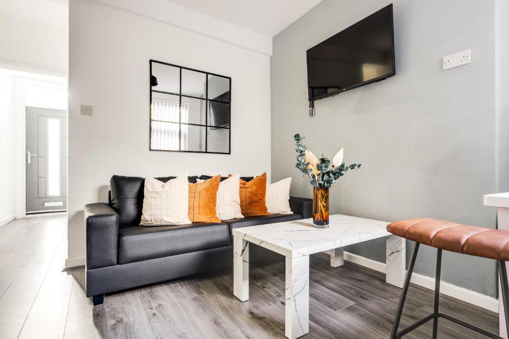 Hotel Vichy - Strathcona Suites, Houses in Wavertree, a living room with a couch and a table at Vichy - Strathcona Suites, Houses in Wavertree in Liverpool