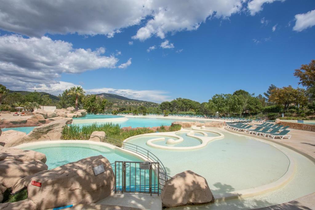 Výhled na bazén z ubytování Restanques de Saint Tropez arums nebo okolí