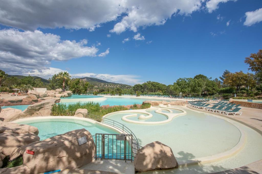 une grande piscine dans un complexe dans l'établissement Restanques de Saint Tropez - arums, à Grimaud