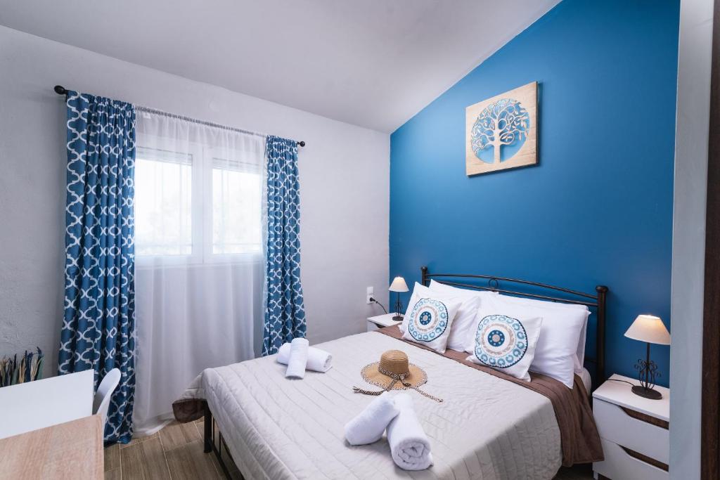 Ένα ή περισσότερα κρεβάτια σε δωμάτιο στο Ammira Mare Maisonette - Relax by the Pool Near Sea!