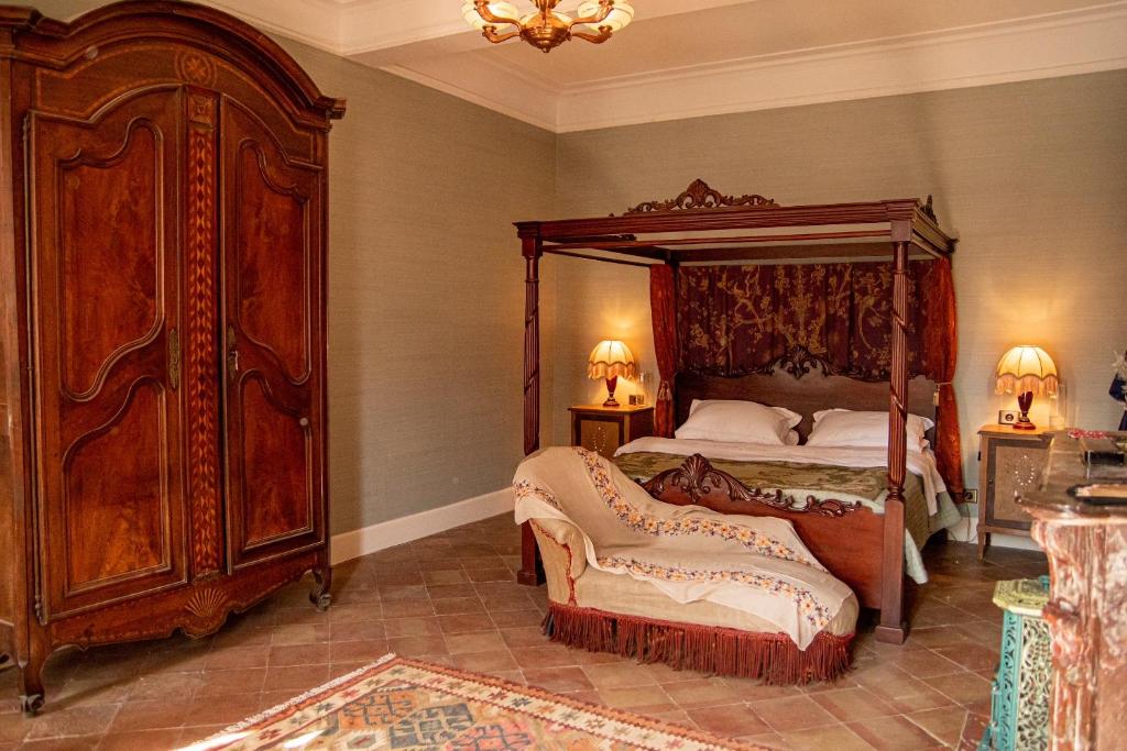 La Belle Eco في مورْيال: غرفة نوم مع سرير المظلة وخزانة