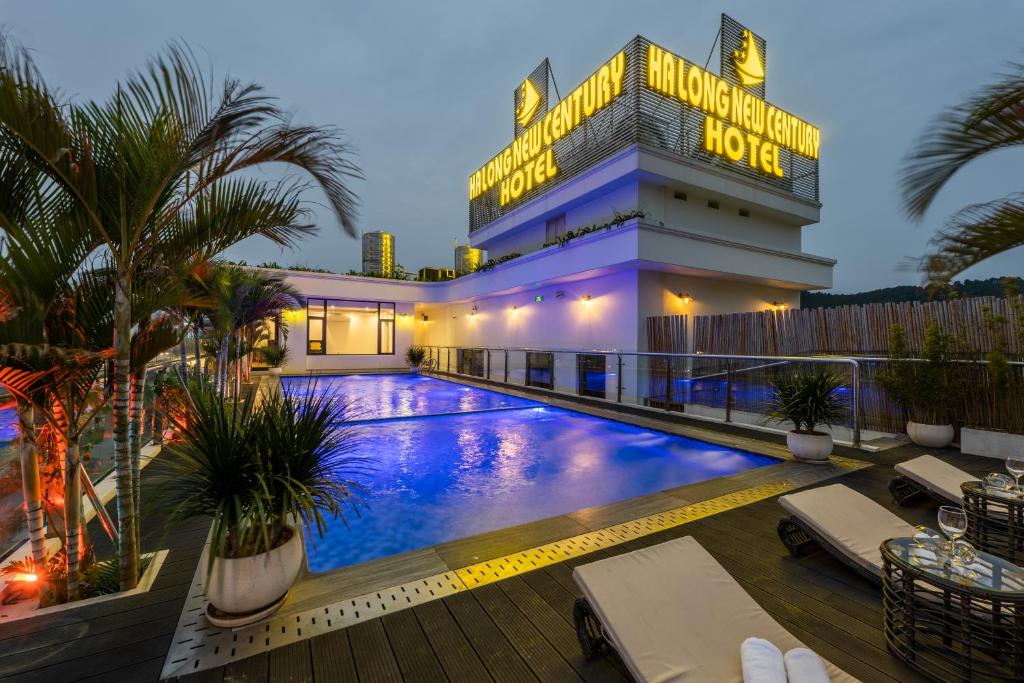 下龍灣的住宿－Hạ Long New Century Hotel，大楼前设有游泳池的酒店