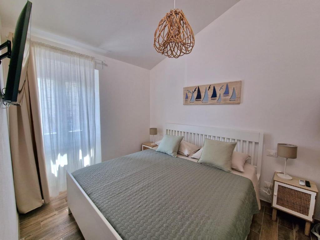 een slaapkamer met een groot bed en een raam bij Casina Elena - Viareggio centro in Viareggio