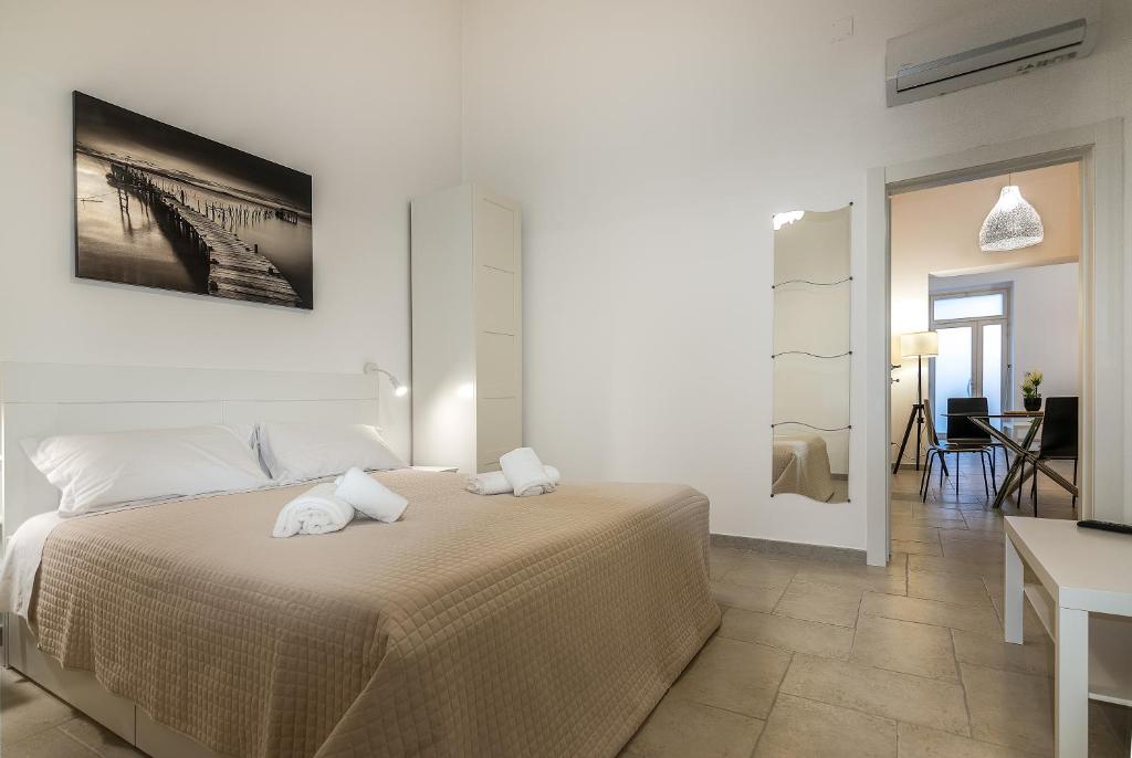 een slaapkamer met een bed met twee handdoeken erop bij Apulian Dreams in Brindisi