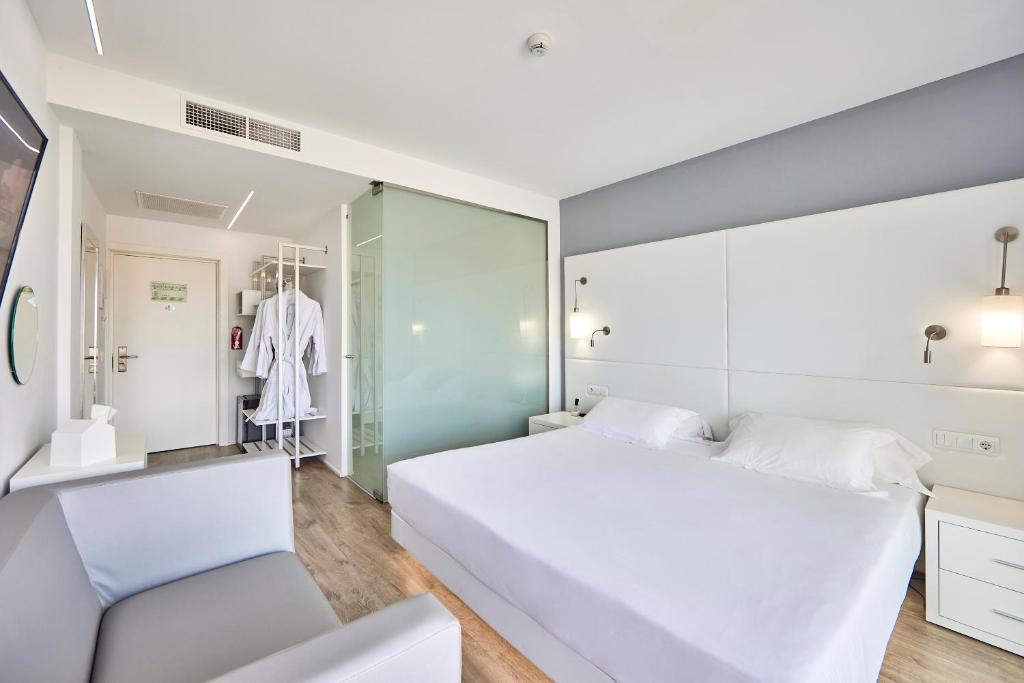 Postel nebo postele na pokoji v ubytování Hotel Astoria Playa Adults Only 4* Sup