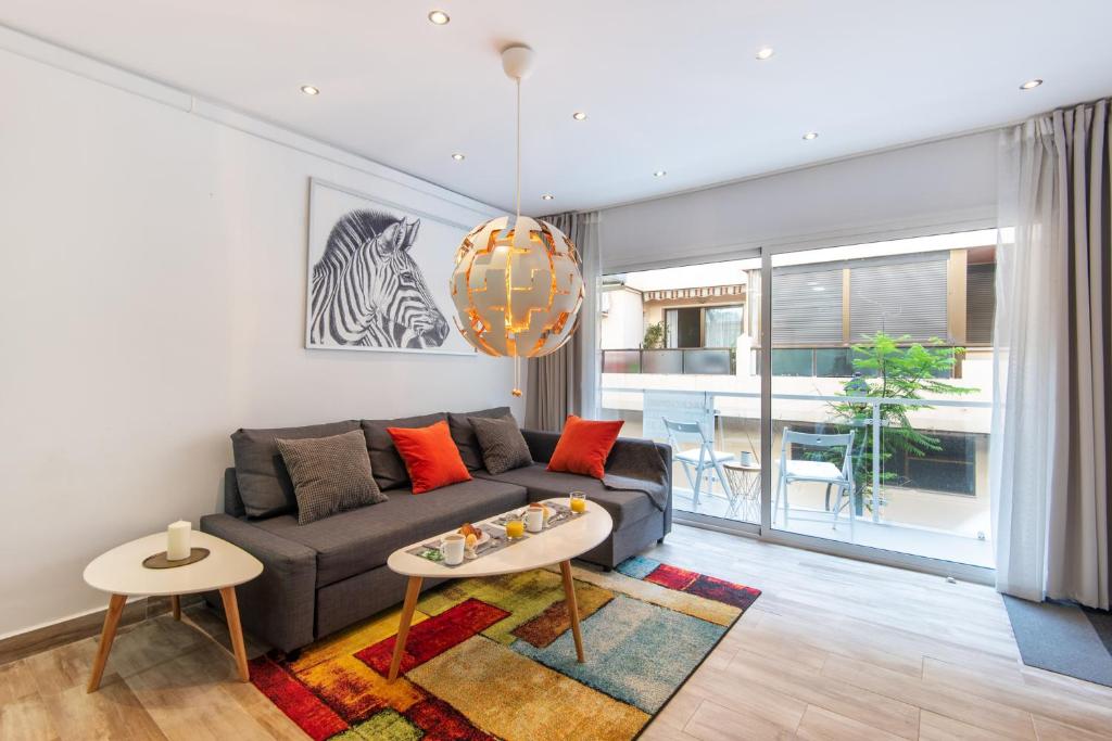 Posezení v ubytování LOS BOLICHES 2ND LINE BEACH APARTMENT