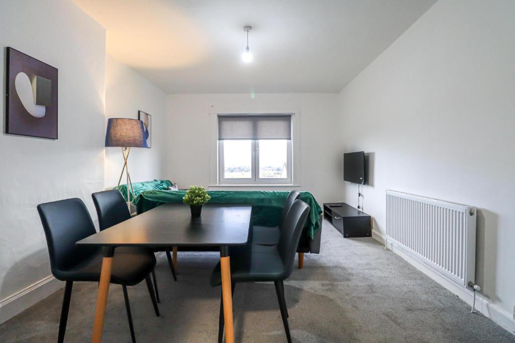 uma sala de estar com uma mesa e um sofá em Leadenflower Apartment em Crieff