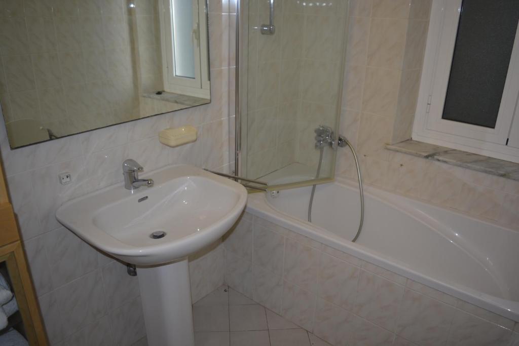 een badkamer met een wastafel, een douche en een bad bij La Terrazza su Portovenere in Portovenere
