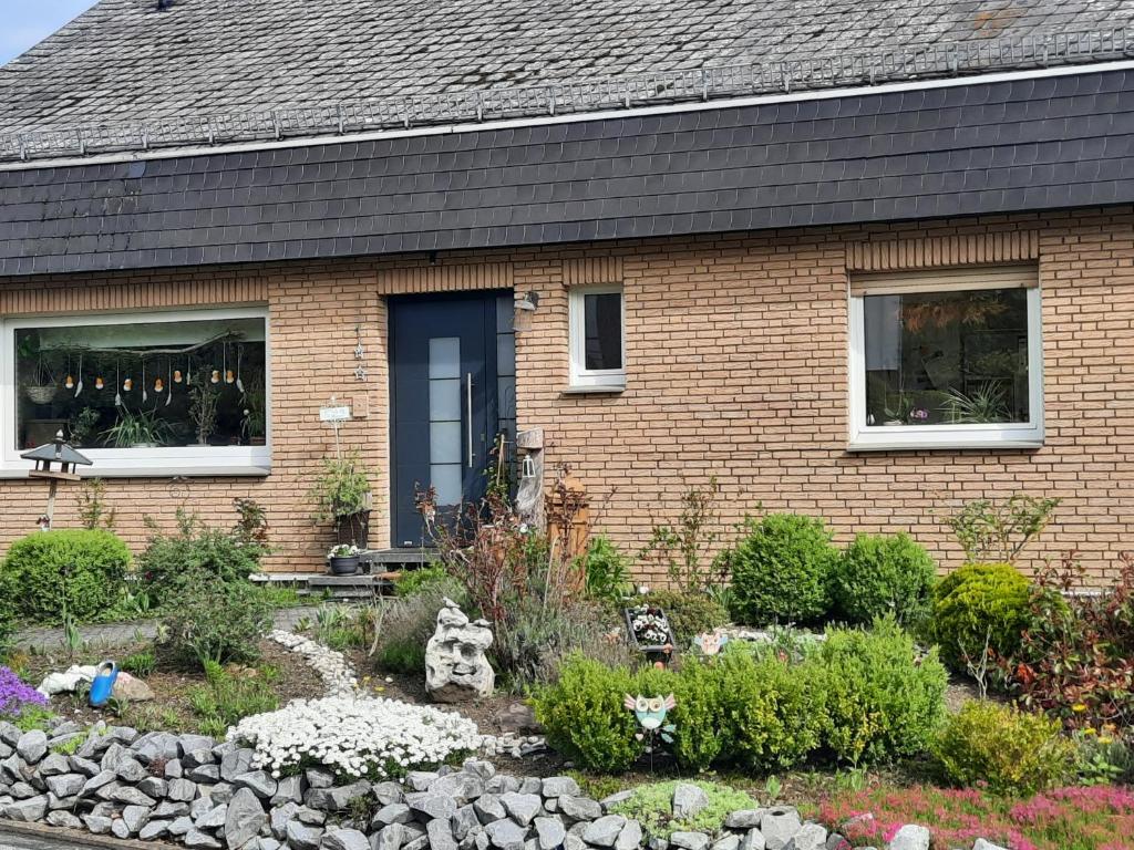 ein Haus mit Garten davor in der Unterkunft Ferienwohnung Bouma in Helminghausen