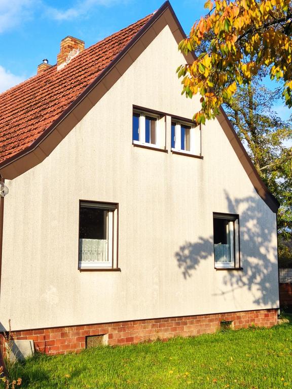 een huis met drie ramen aan de zijkant bij Haus Werner in Lebus