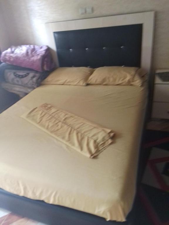 um par de camas individuais num quarto em Immeuble chakir em Meknès