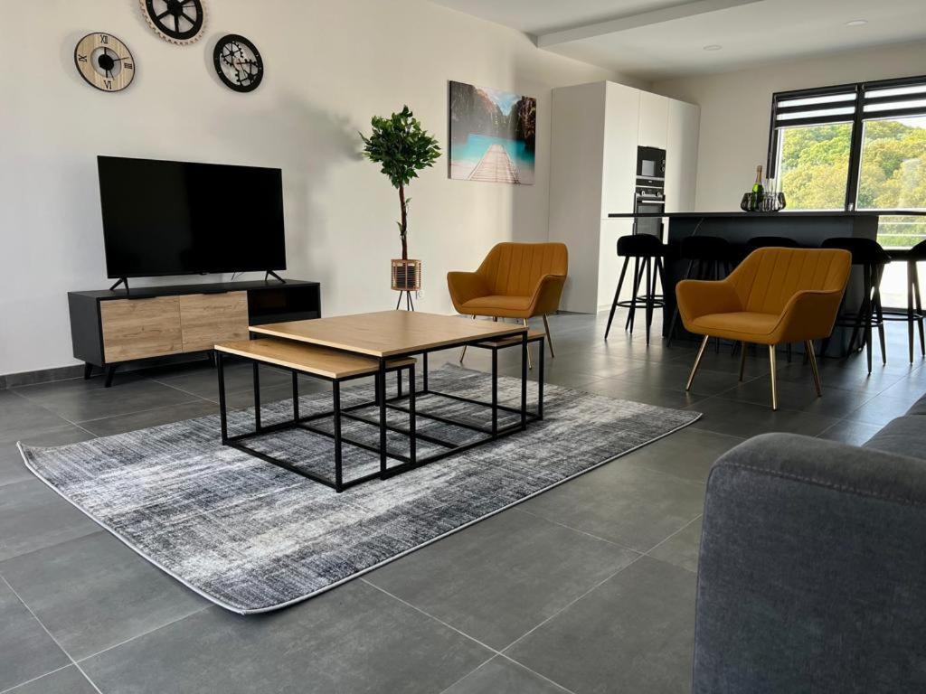 un salon avec une télévision, une table et un piano dans l'établissement Domaine d'Arca Porto-Vecchio T3 6 pers 