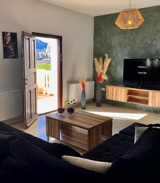 TV a/nebo společenská místnost v ubytování Anna’s Villa