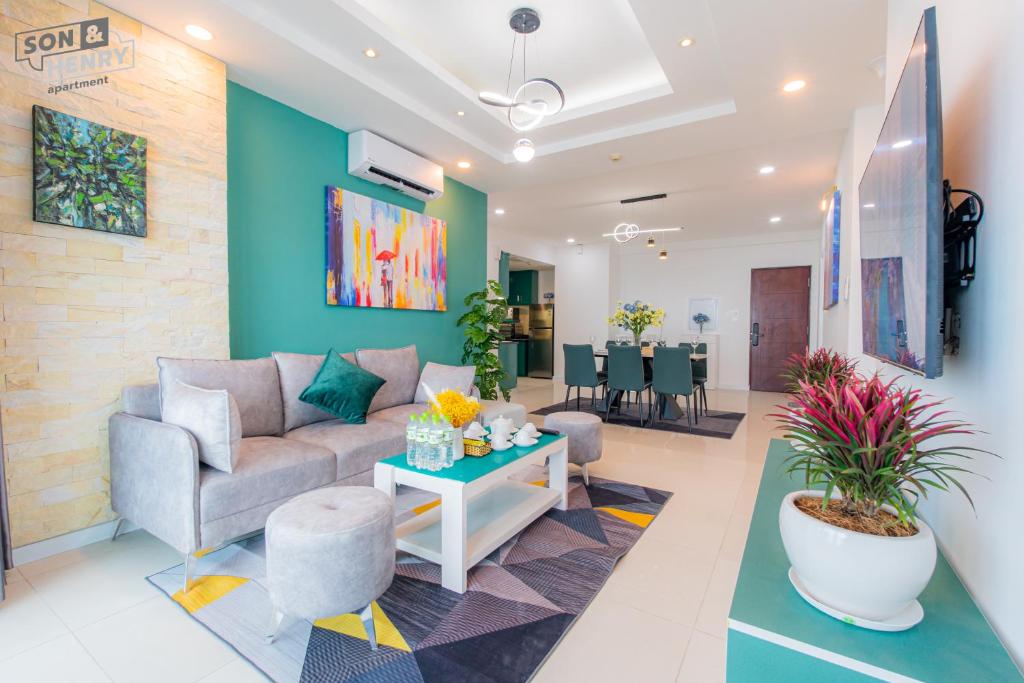 - un salon avec un canapé et une table dans l'établissement Sailing Apartment District 1, à Hô-Chi-Minh-Ville