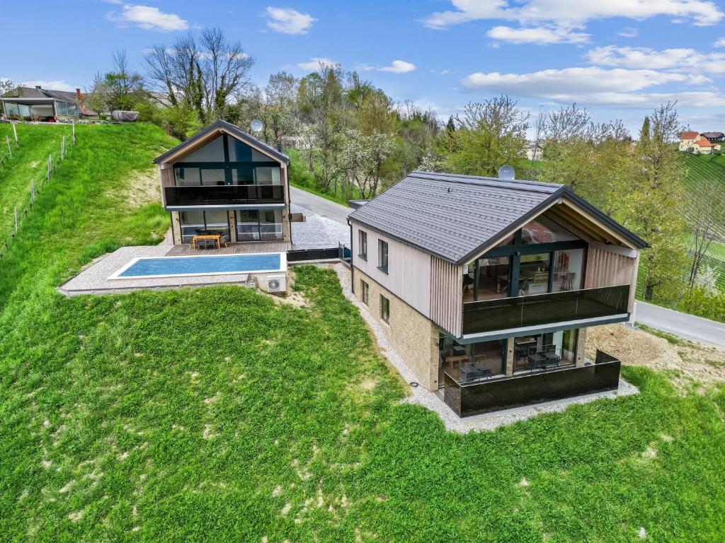 an aerial view of a house with a pool at Luxus Chalet Moritz in Glanz an der Weinstraße 