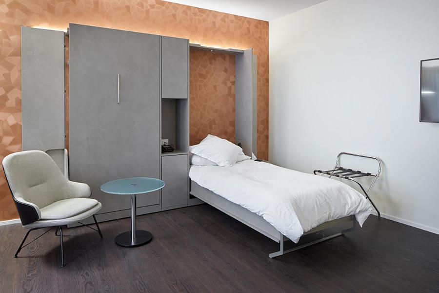 Llit o llits en una habitació de Hotel du Commerce