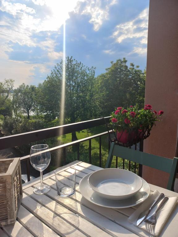 Balkón nebo terasa v ubytování Appartamento Miralago con Giardino sul Lago