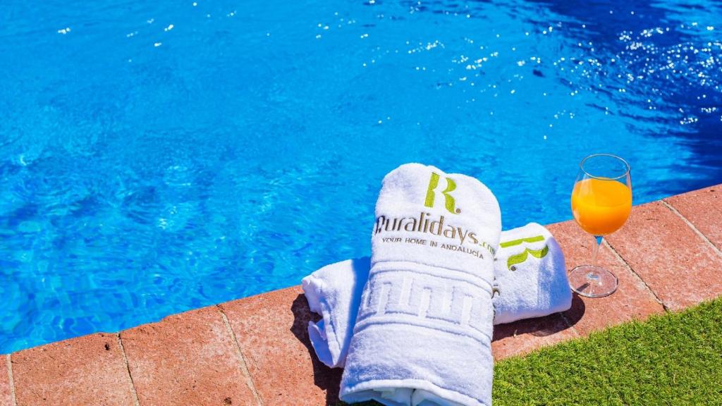 Bazén v ubytování Cortijo Maravilla Frigiliana by Ruralidays nebo v jeho okolí