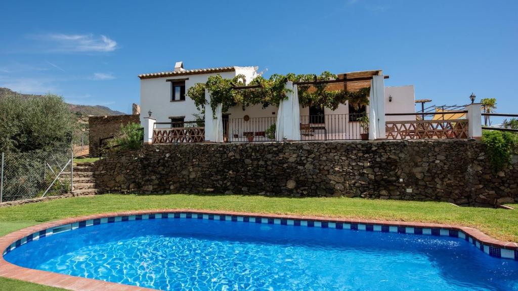 Bazén v ubytování Cortijo Maravilla Frigiliana by Ruralidays nebo v jeho okolí