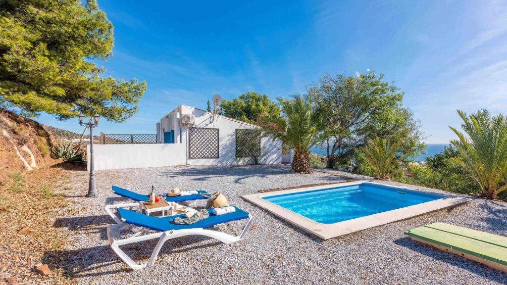une villa avec piscine dans une cour dans l'établissement Casa Andalucía Vélez-Málaga by Ruralidays, à Vélez-Málaga