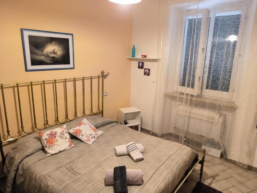 ペルージャにあるスウィート ナイトのベッドルーム1室(ベッド1台、タオル2枚付)