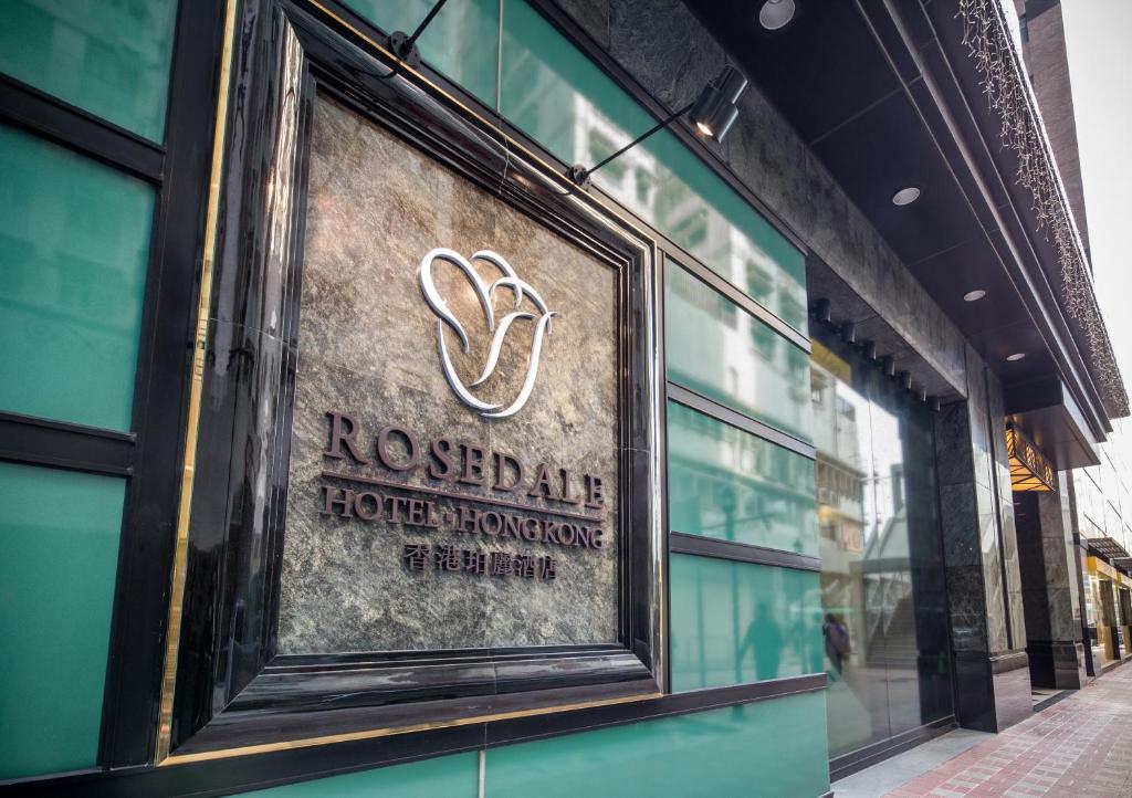 znak sklepowy na boku budynku w obiekcie Rosedale Hotel Hong Kong w Hongkongu