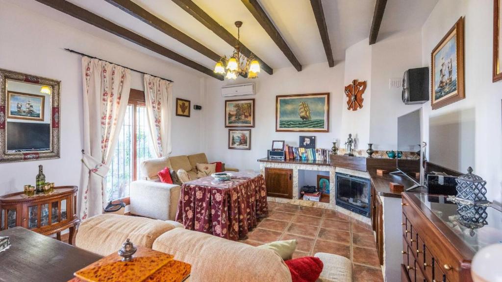 Televízia a/alebo spoločenská miestnosť v ubytovaní Villa la Era Alhaurín el Grande by Ruralidays