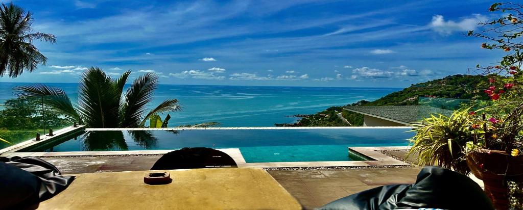 - une piscine avec vue sur l'océan dans l'établissement Villa Jacuzzi Seaview Villa, à Chaweng Noi Beach