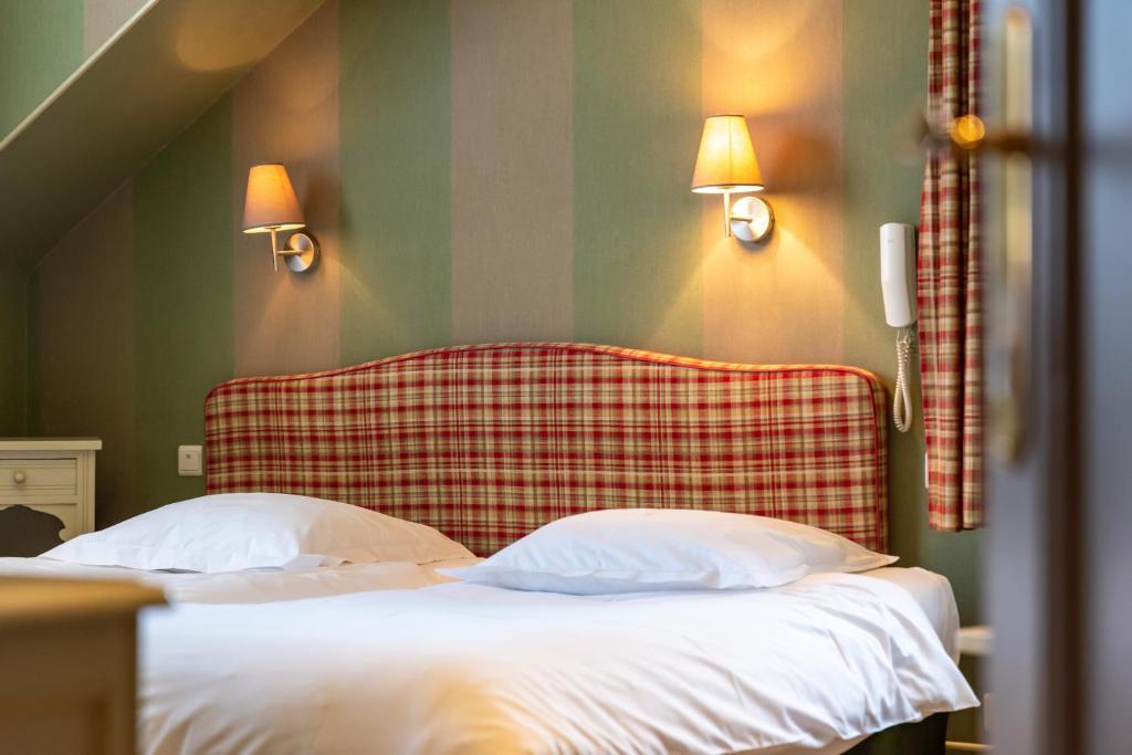 Postel nebo postele na pokoji v ubytování Hôtel Le Cor de Chasse