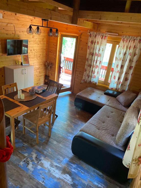 ein Wohnzimmer mit einem Sofa und einem Tisch in der Unterkunft Oki in Ljubovija