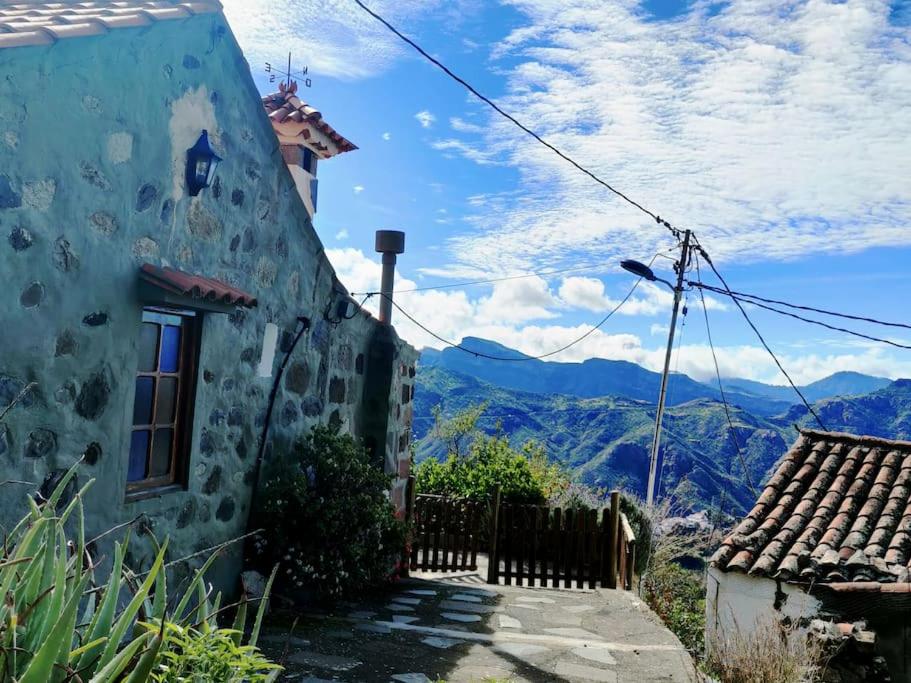 un edificio con vistas a las montañas en Finca Ancestros, en Tejeda