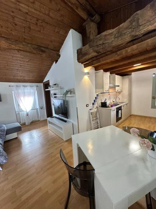 a living room with a white table and a kitchen at Casa Vacanze Stezzano in Stezzano