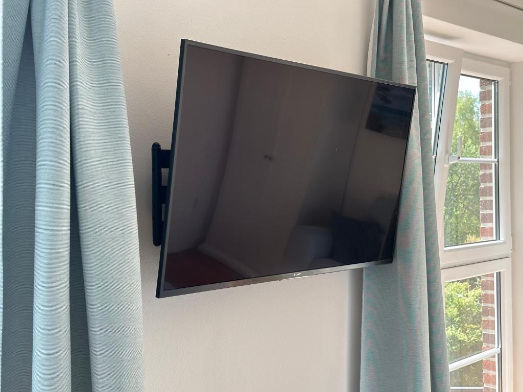TV a/nebo společenská místnost v ubytování Ferienzimmer Suhrer Seeblick