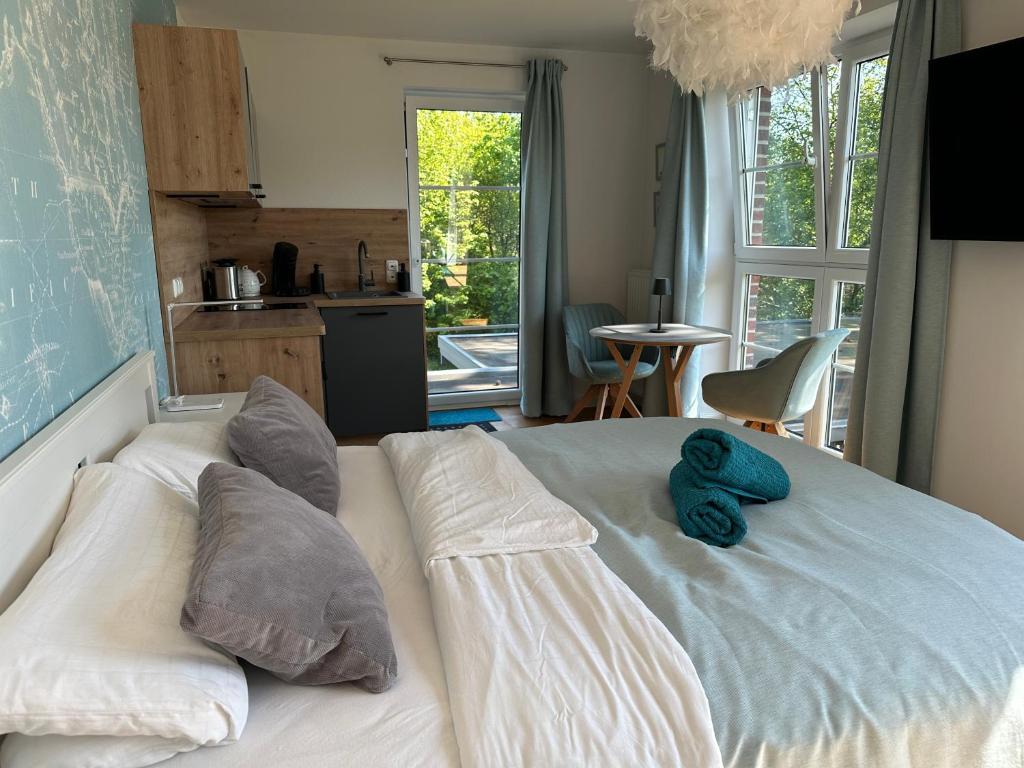 Postel nebo postele na pokoji v ubytování Ferienzimmer Suhrer Seeblick