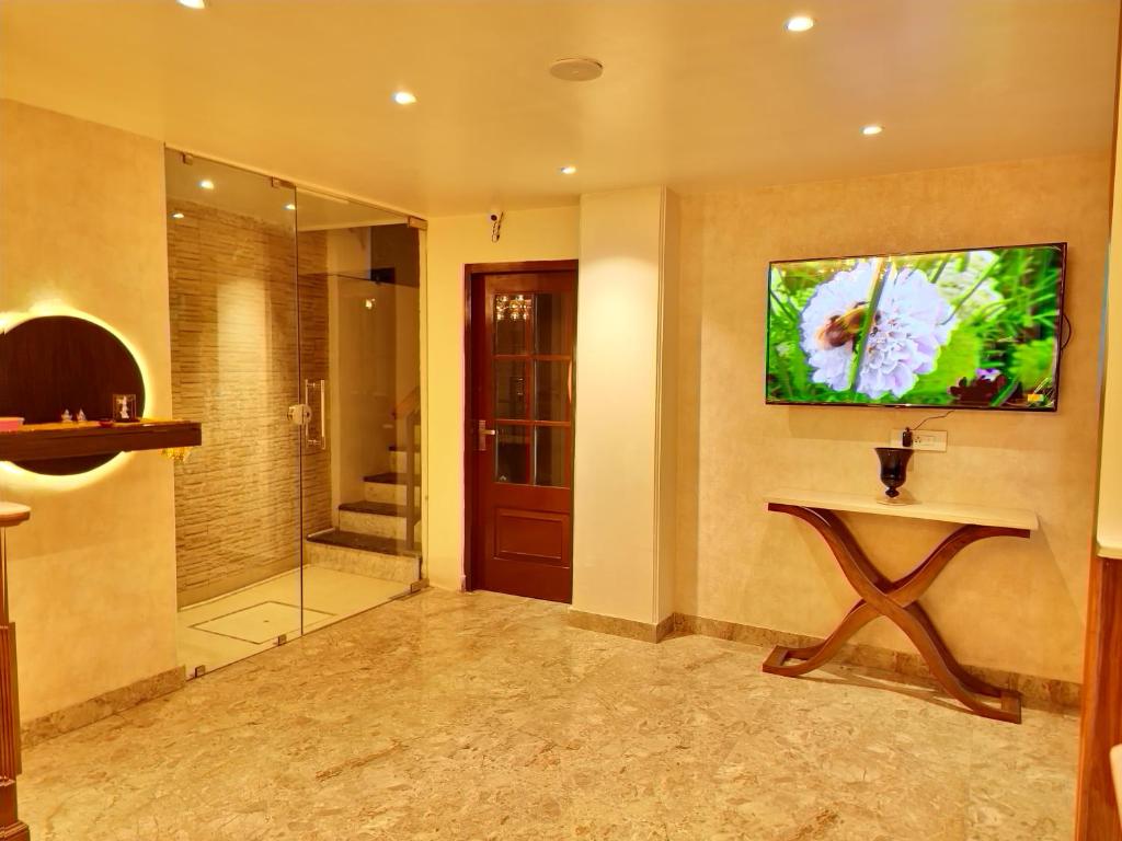 TV a/nebo společenská místnost v ubytování Vaydantaa - Luxury Boutique Resort Mussoorie