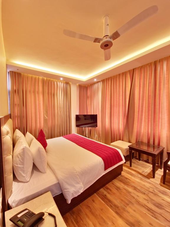 Postel nebo postele na pokoji v ubytování Vaydantaa - Luxury Boutique Resort Mussoorie