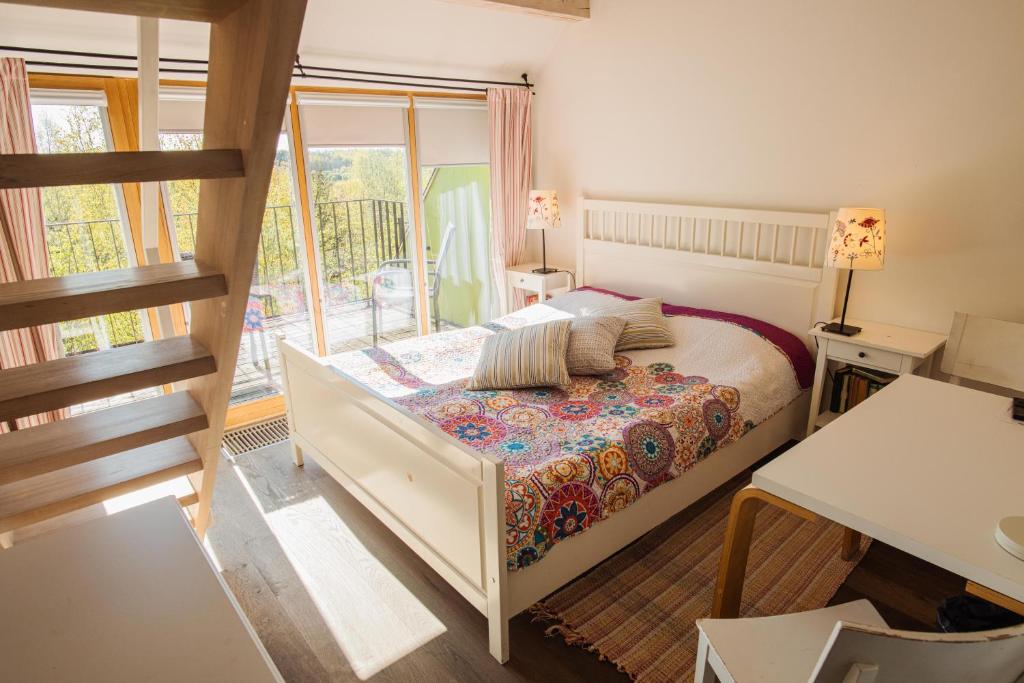 - une petite chambre avec un lit et une fenêtre dans l'établissement Lijo, à Gargždai