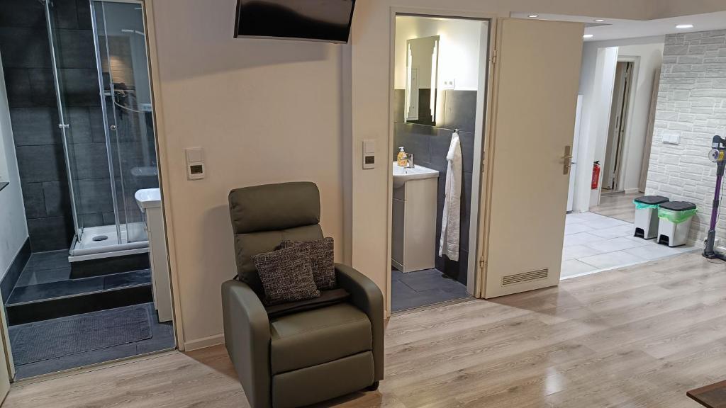 a bathroom with a chair and a shower at City-Apartment Spreeufer im Herzen Berlins in Berlin